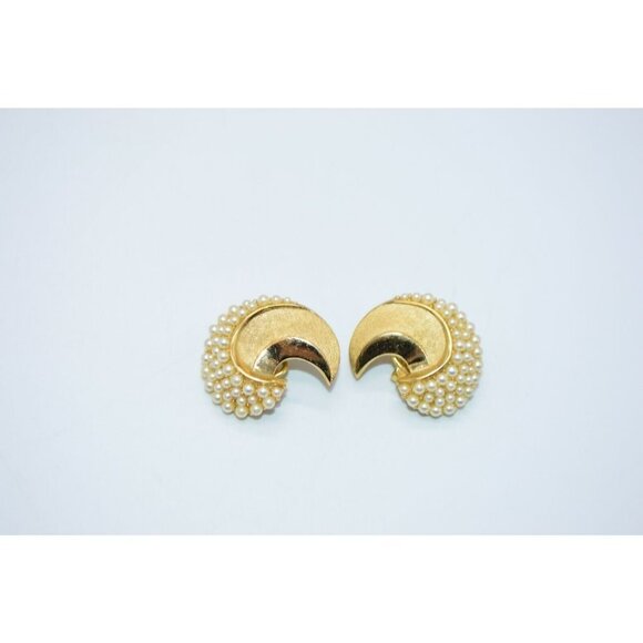 Crown Trifari Seed Pearl Moon Crescent Mid Century Gold Tone Clip Earrings - Picture 2 of 4